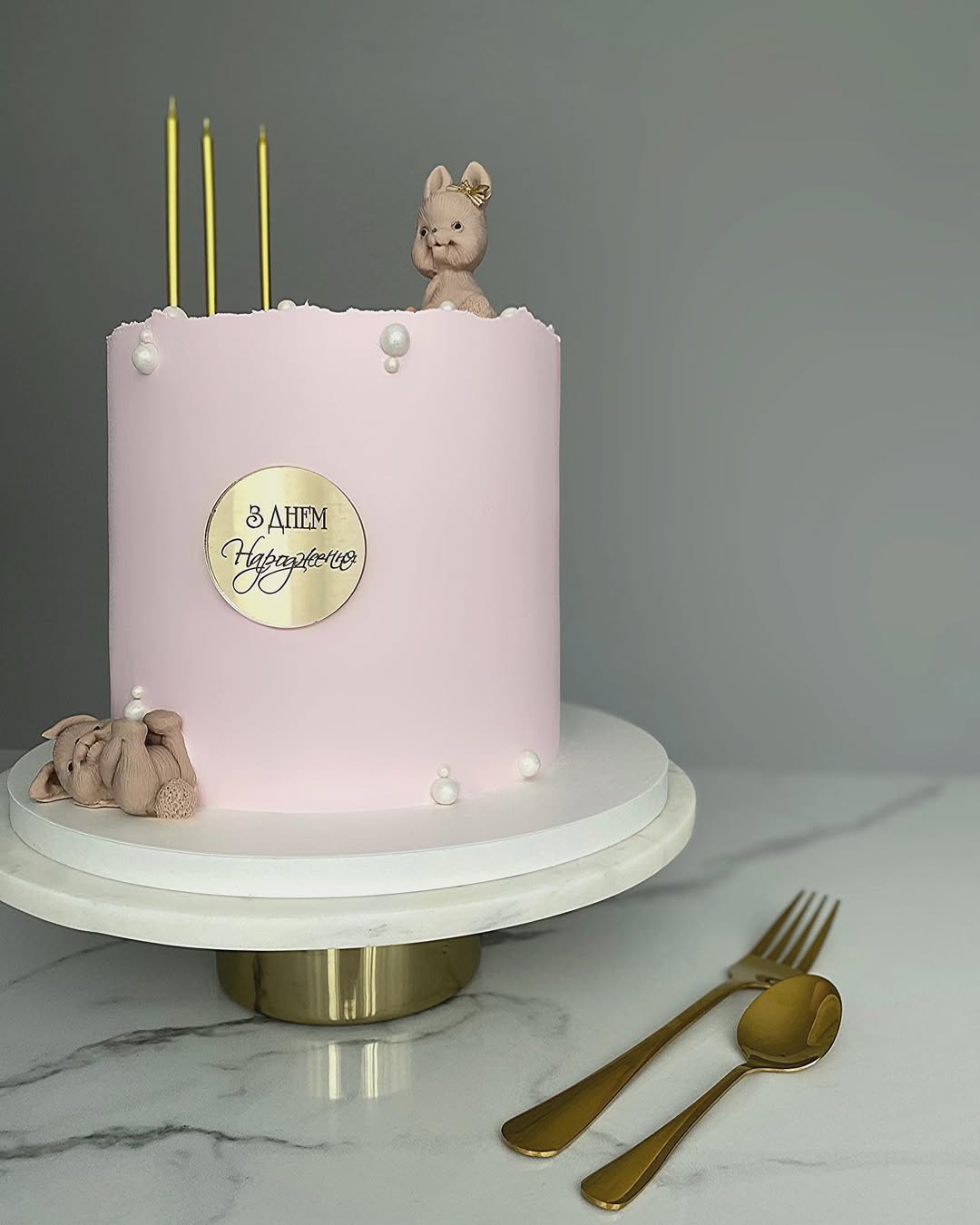 Розовый торт с зайчиками