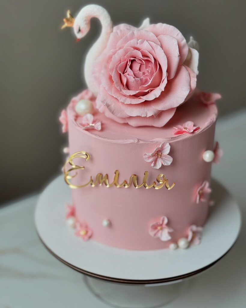 Торт для девочки с лебедем
