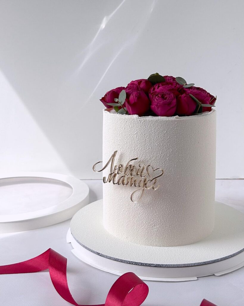 Белый торт с цветами для мамы