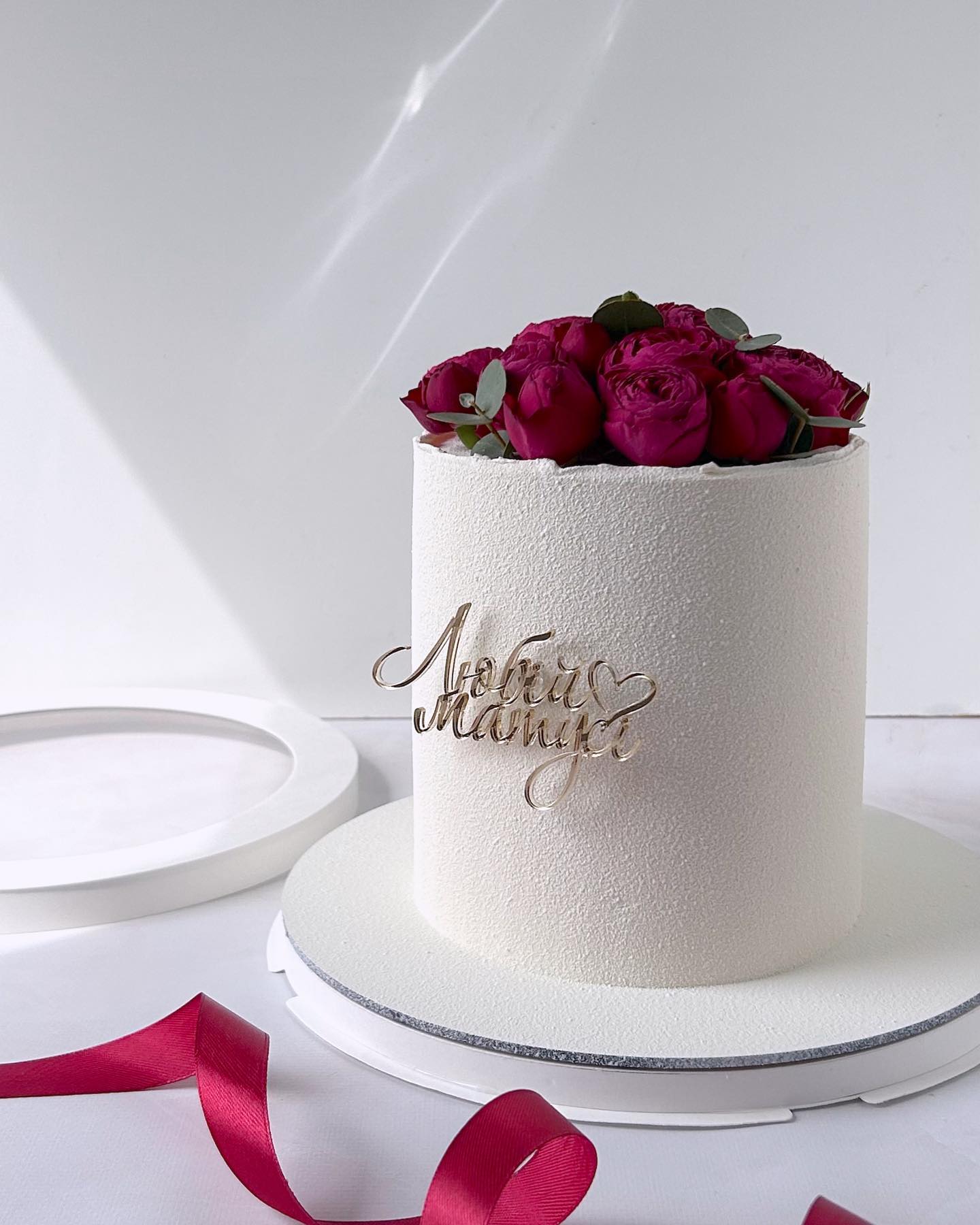 Белый торт с цветами для мамы