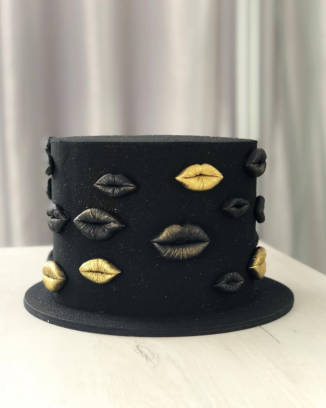 Торт украшенный губками