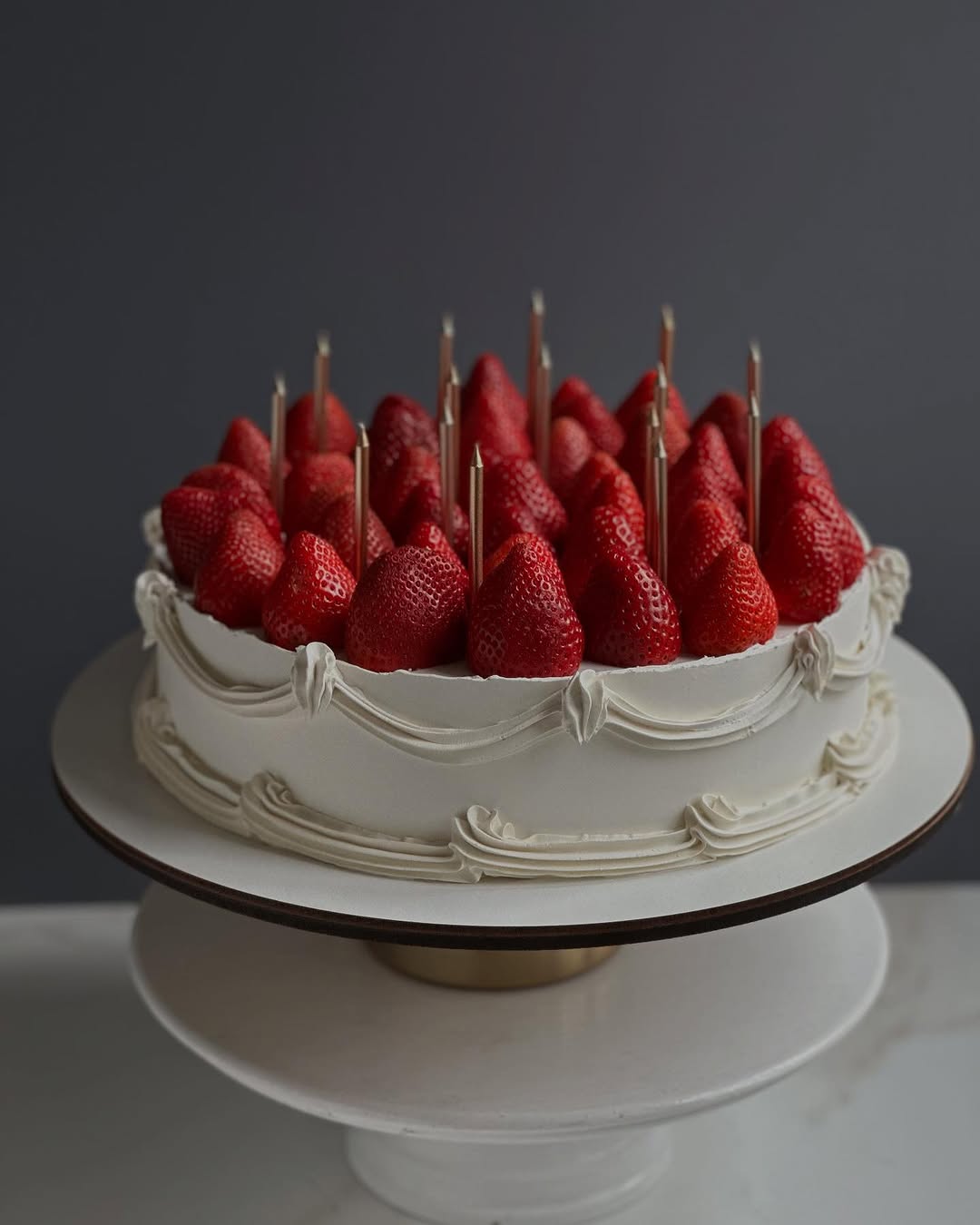 Торт украшенный клубникой