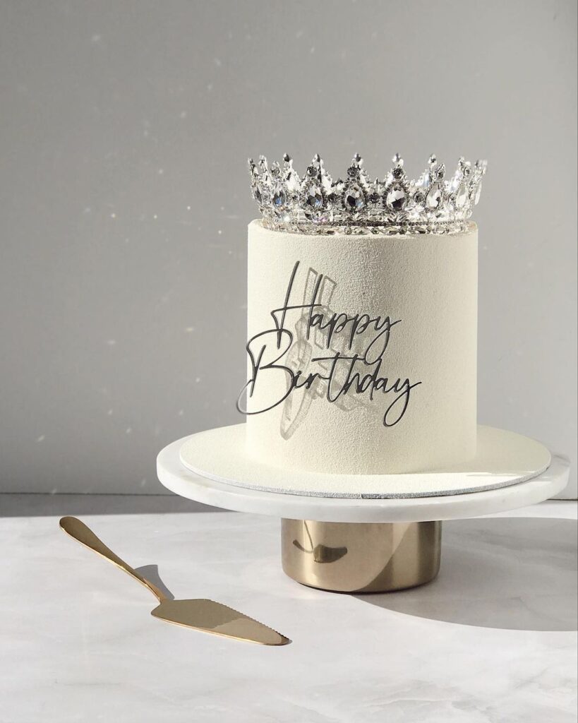 Торт девушке украшенный короной