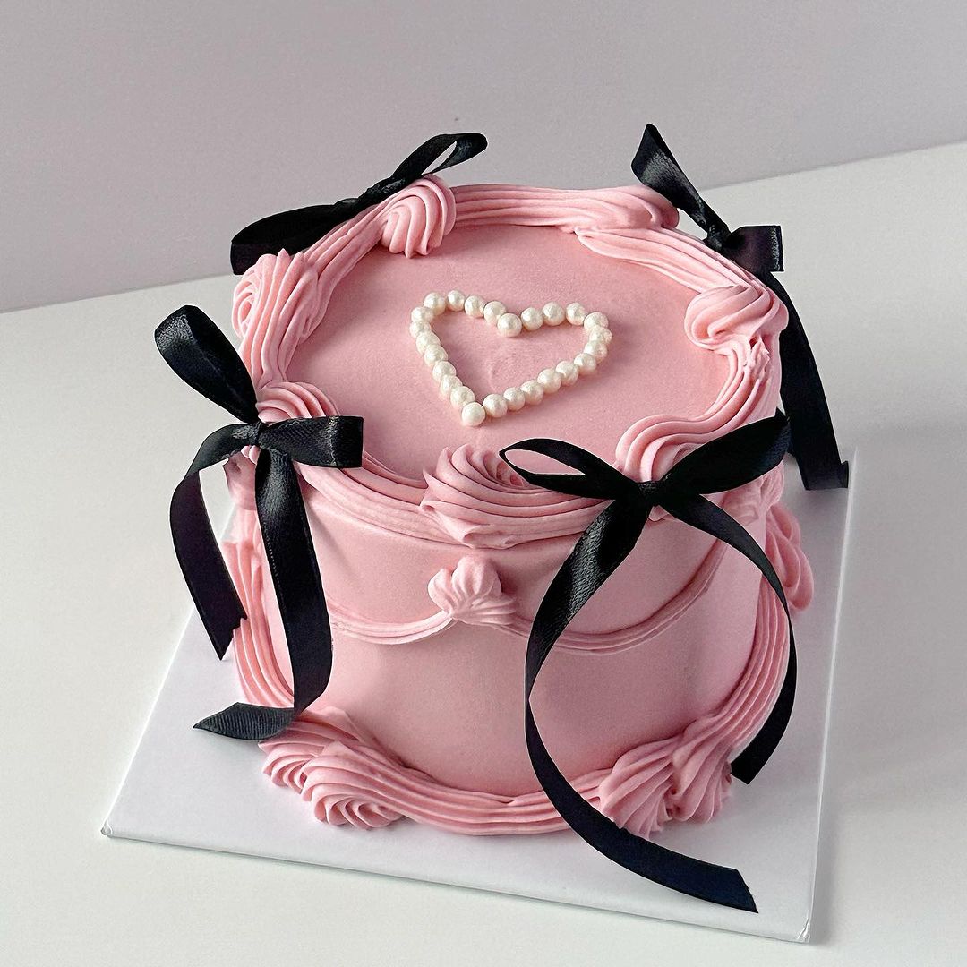 Кремовый розовый торт