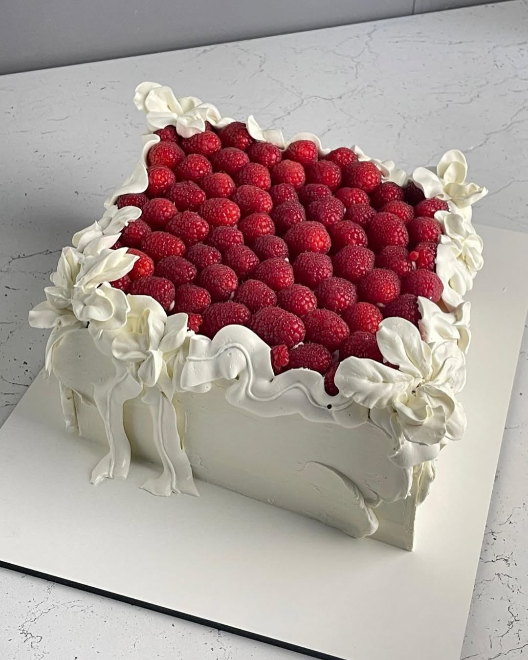 Кремовый торт украшенный малиной