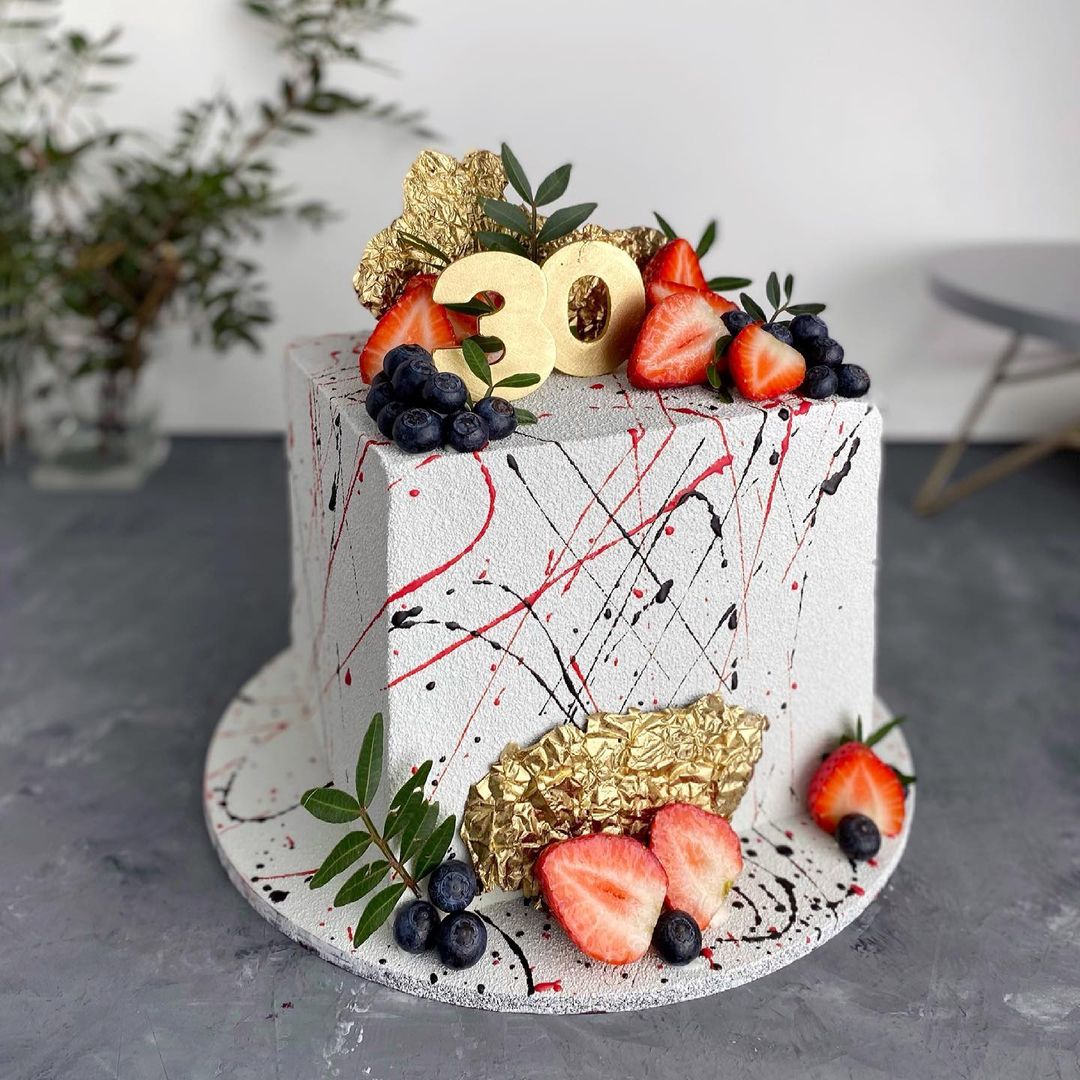 Кубический торт с ягодами