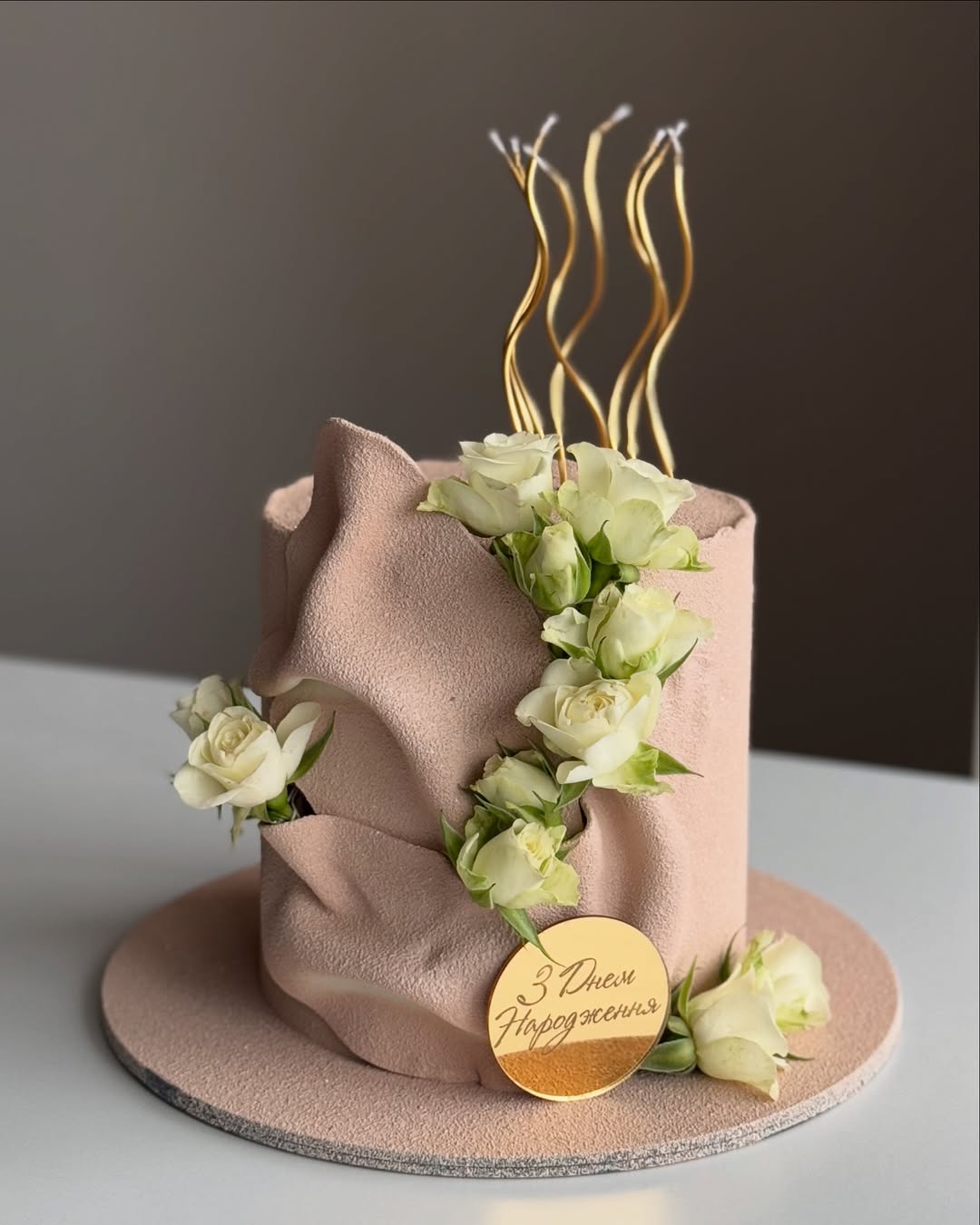 Бежевый торт с цветами