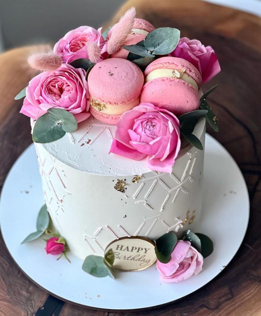 Торт с розовыми макарунами и цветами