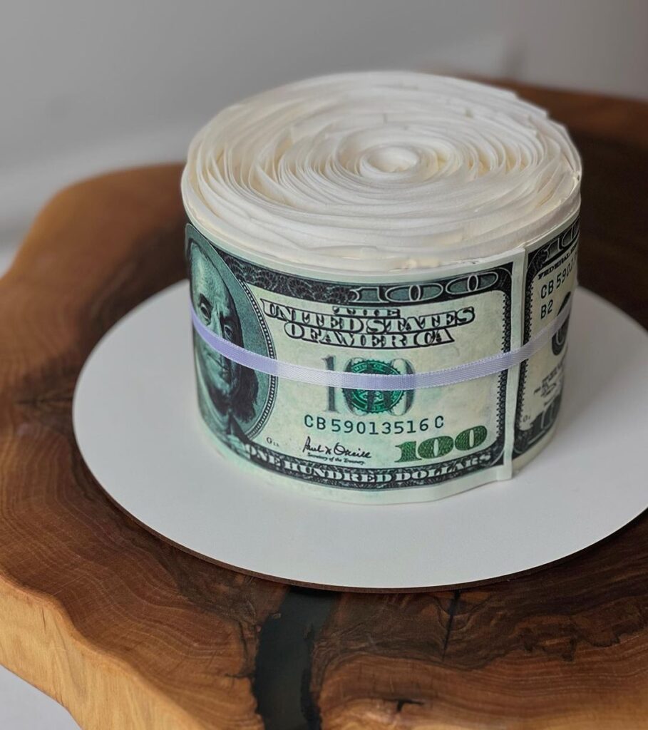 Торт в виде 100 долларов