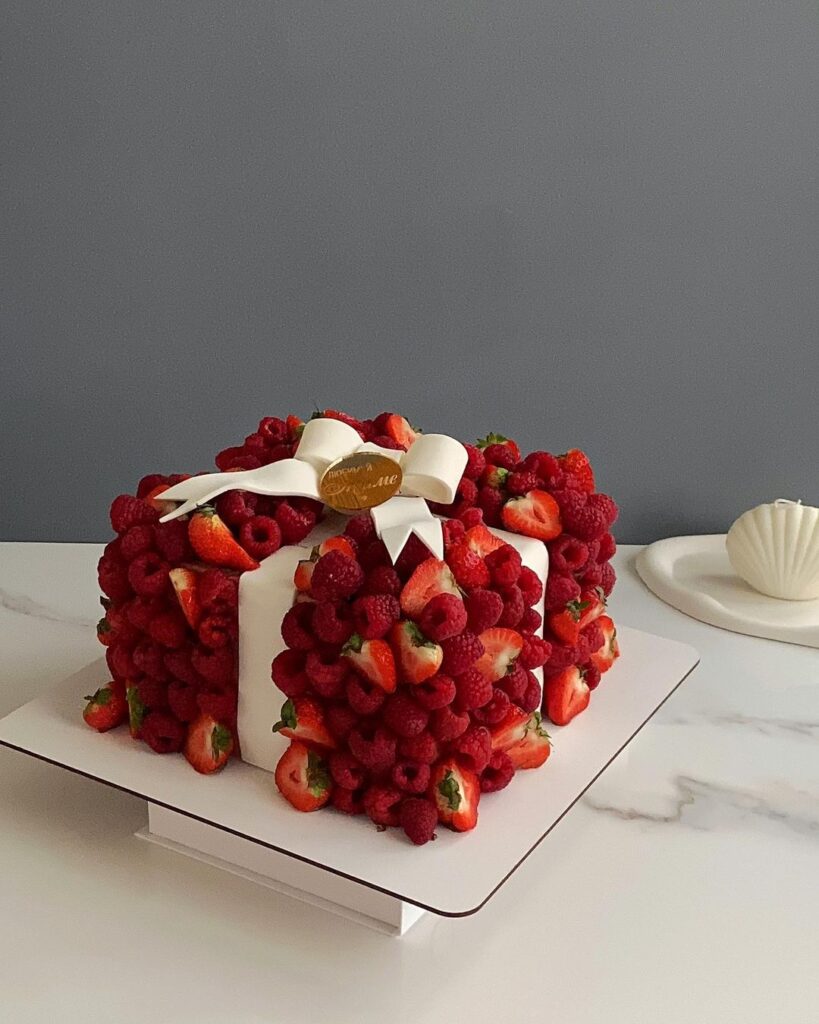 Торт в виде коробки из малины и клубники