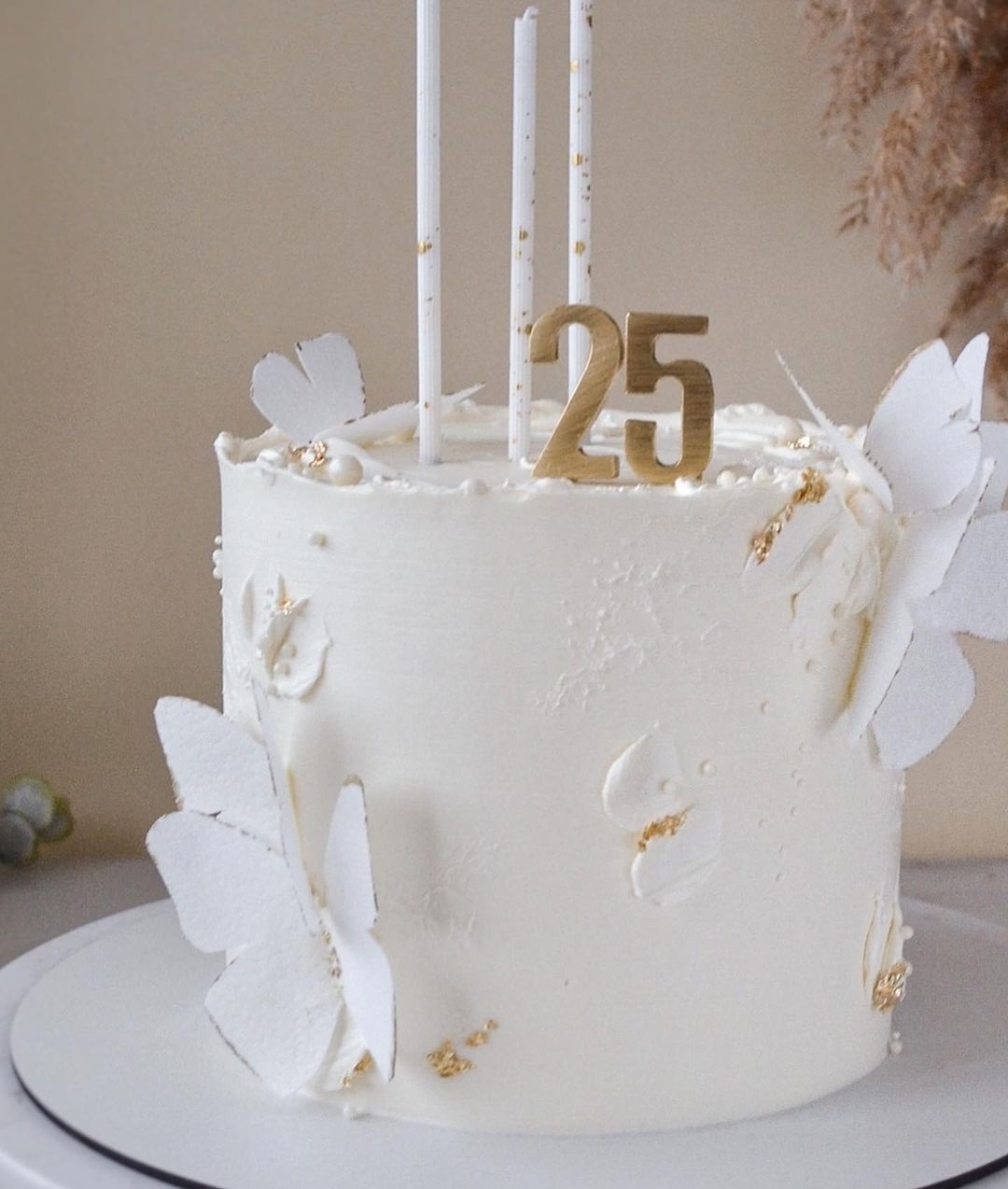 Белый кремовый торт с бабочками