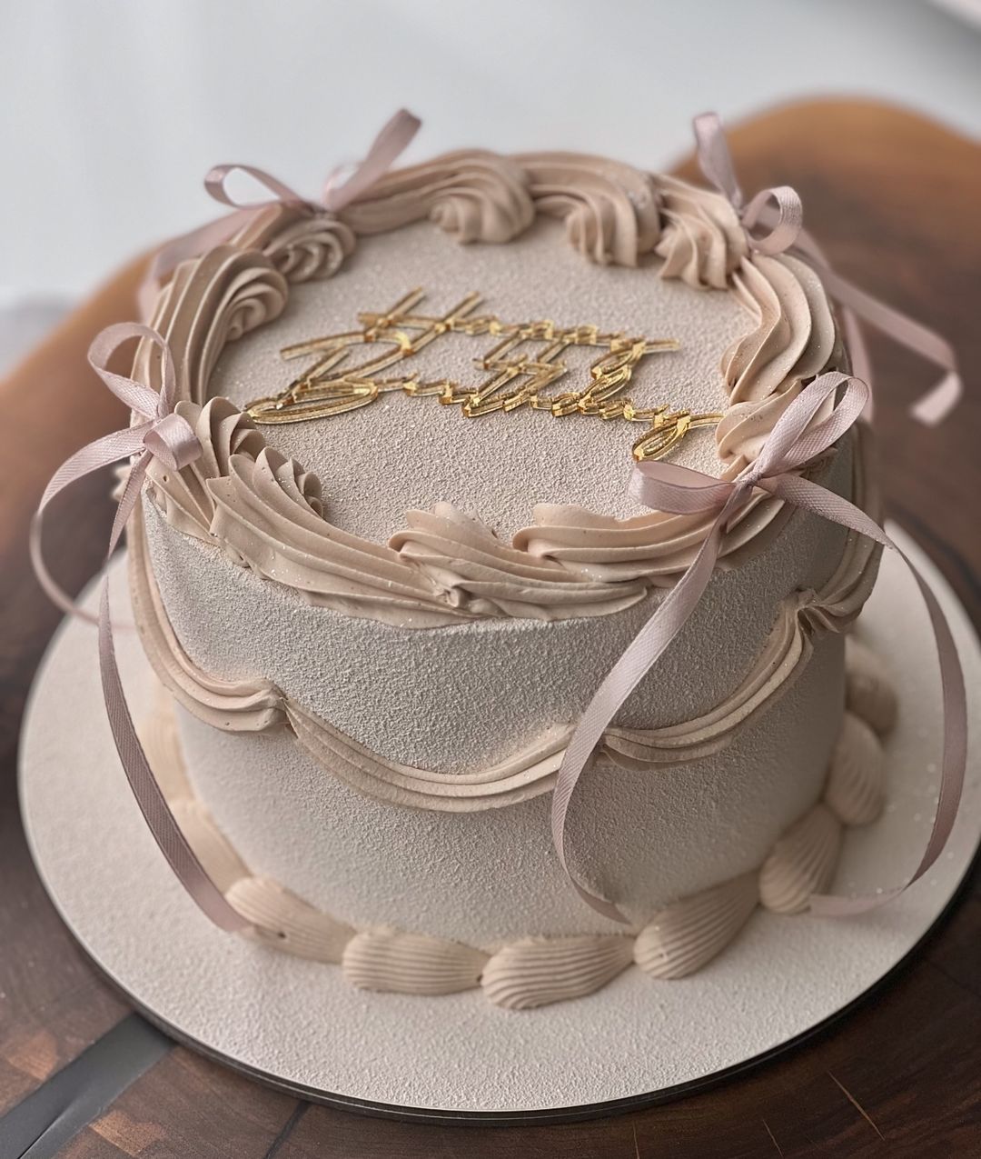 Бежевый кремовый торт
