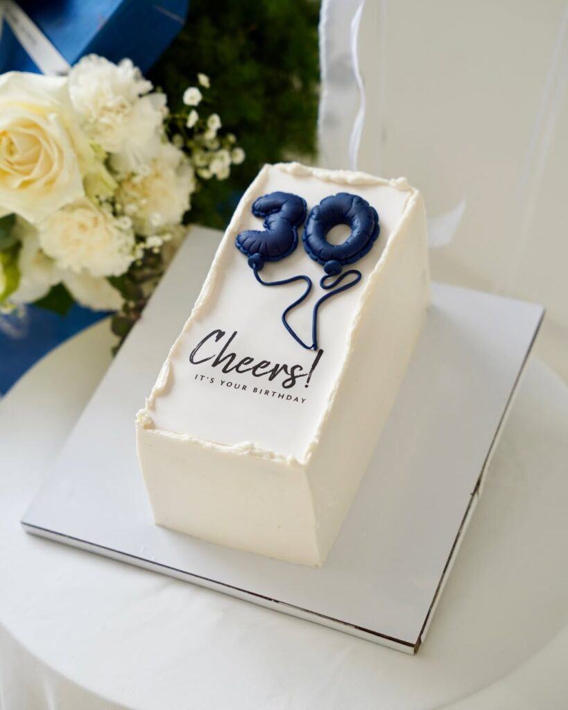 Торт с цифрами в виде шариков