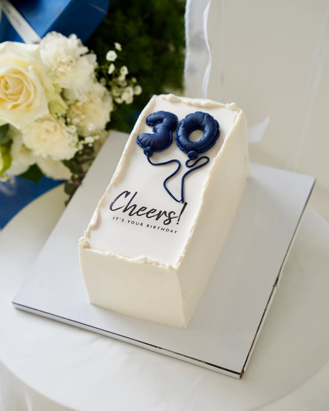 Торт с цифрами в виде шариков