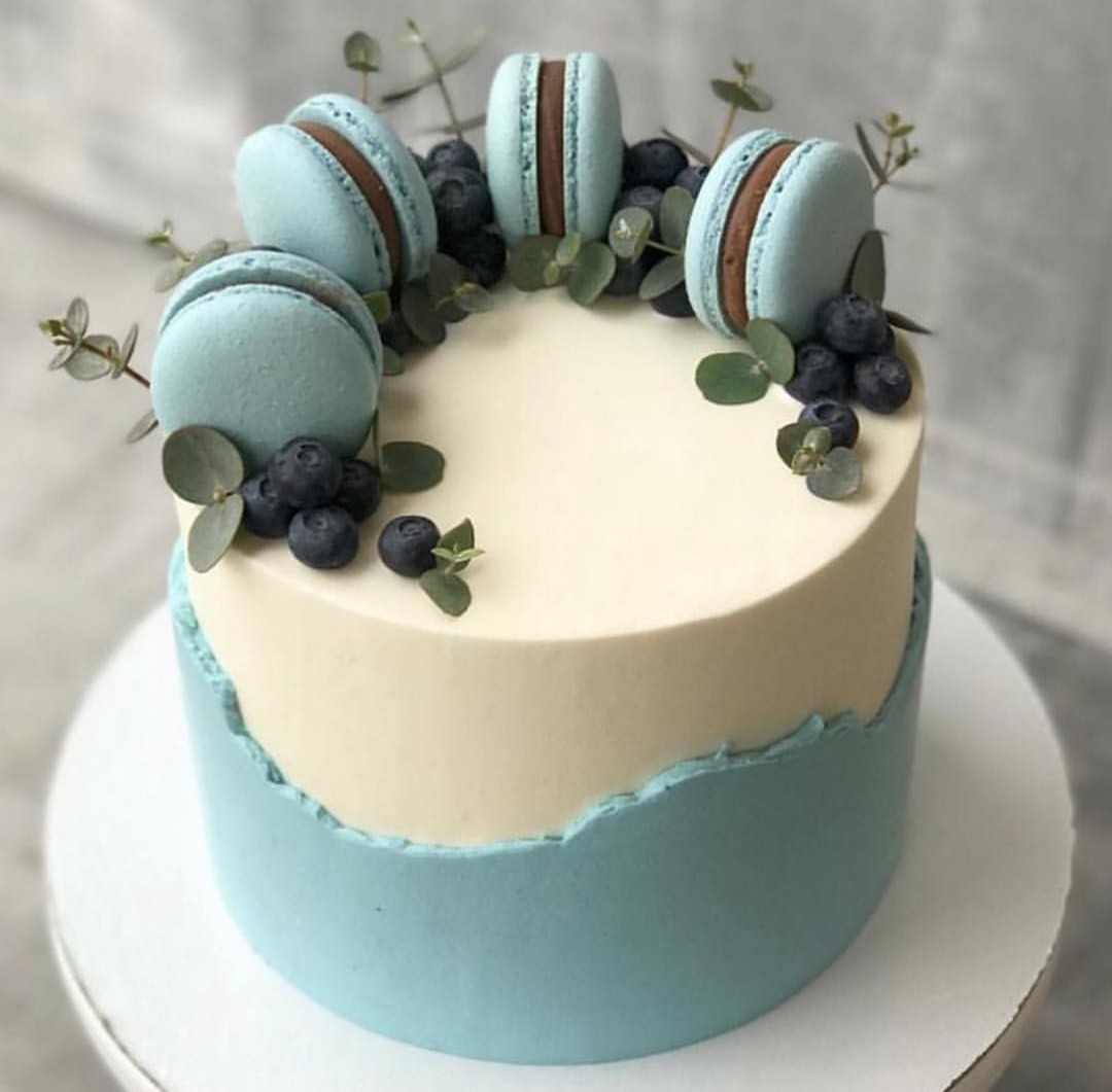 Бело-бирюзовый торт с макарунами