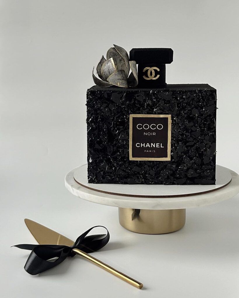 Торт в виде духов Шанель