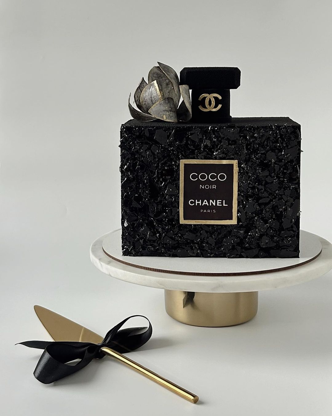 Торт в виде духов Шанель