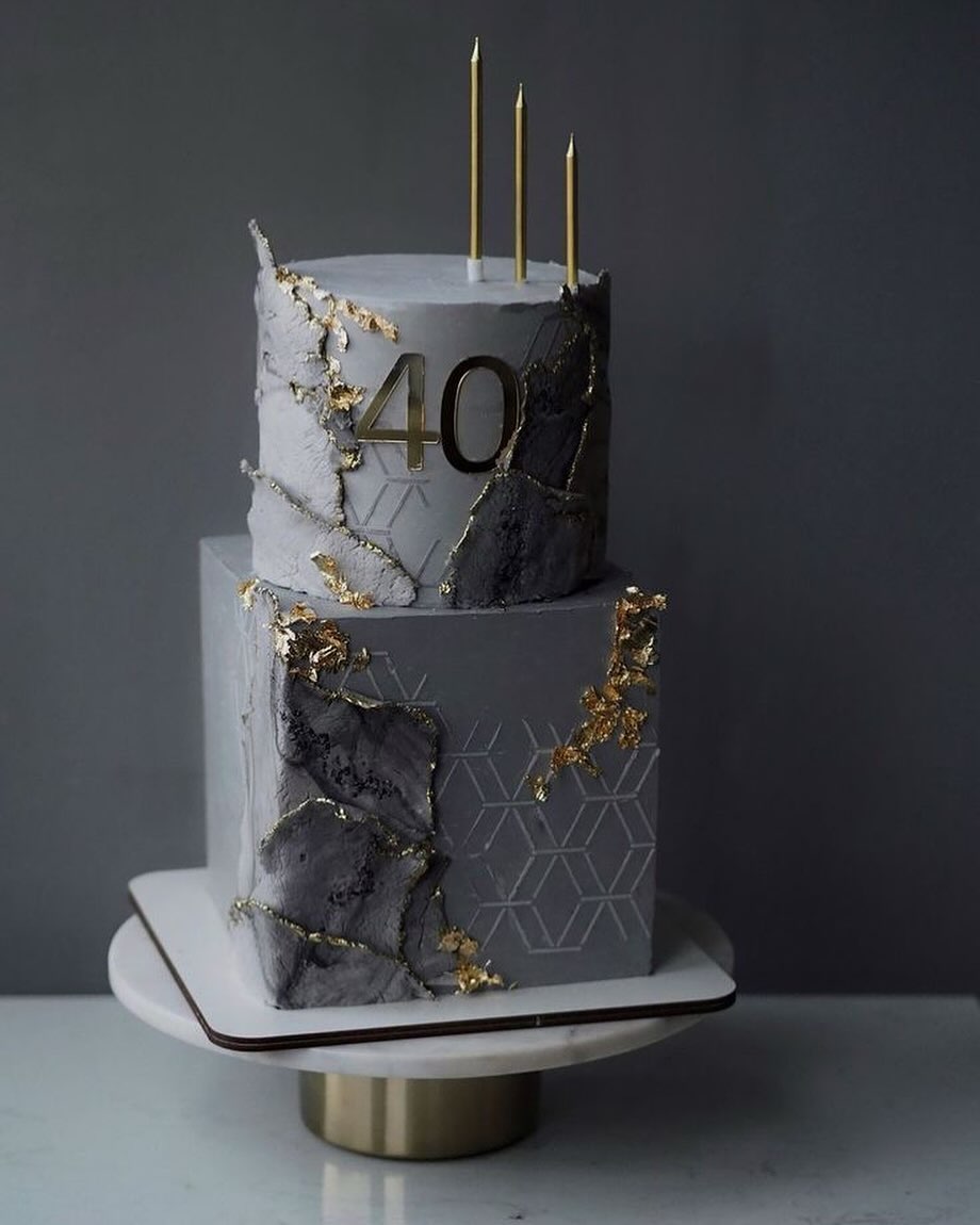 Двухъярусный серый торт