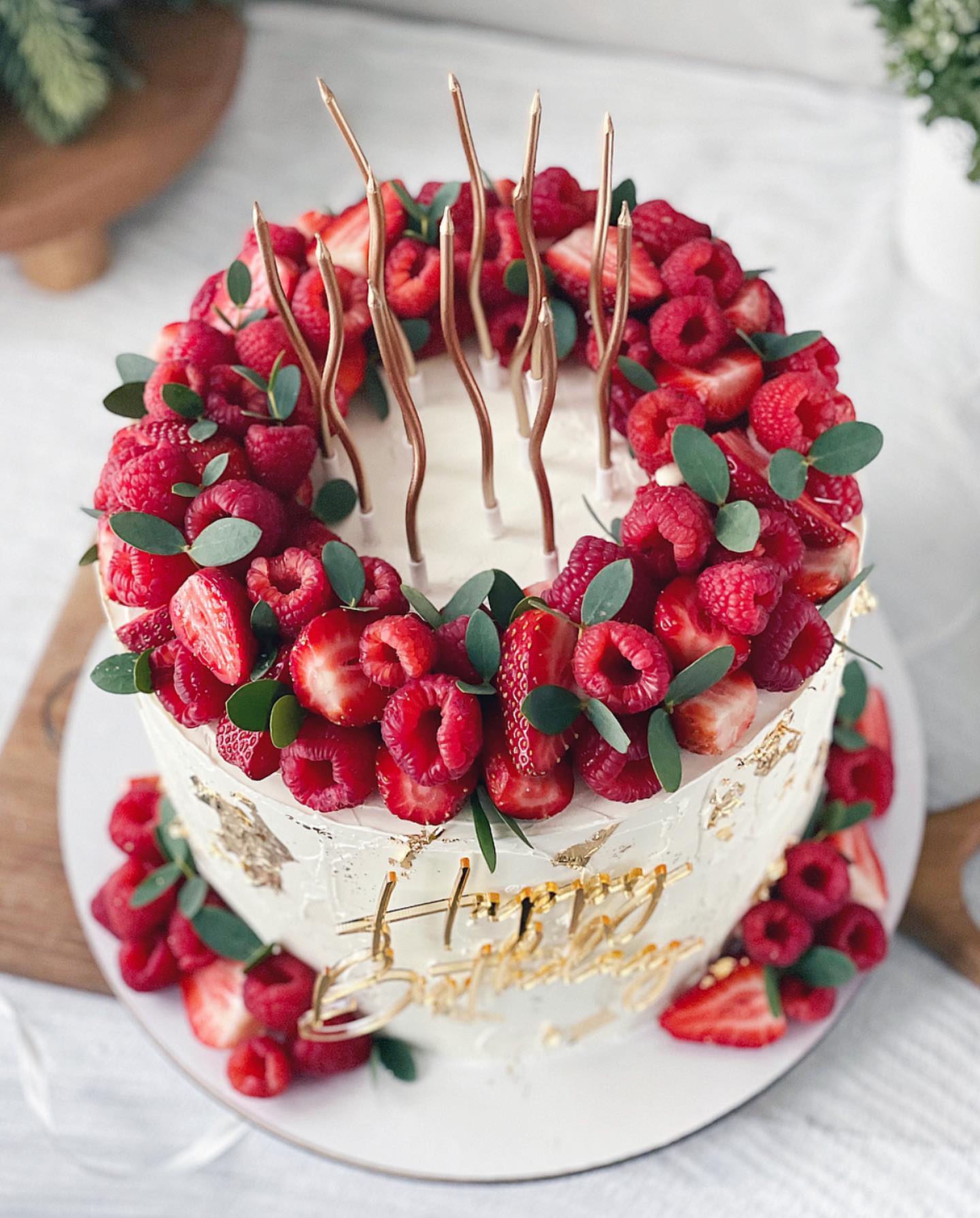 Торт украшенный красными ягодами