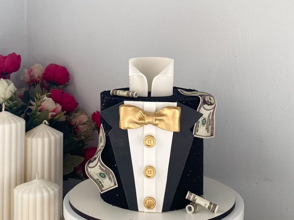 Торт в виде смокинга с бабочкой