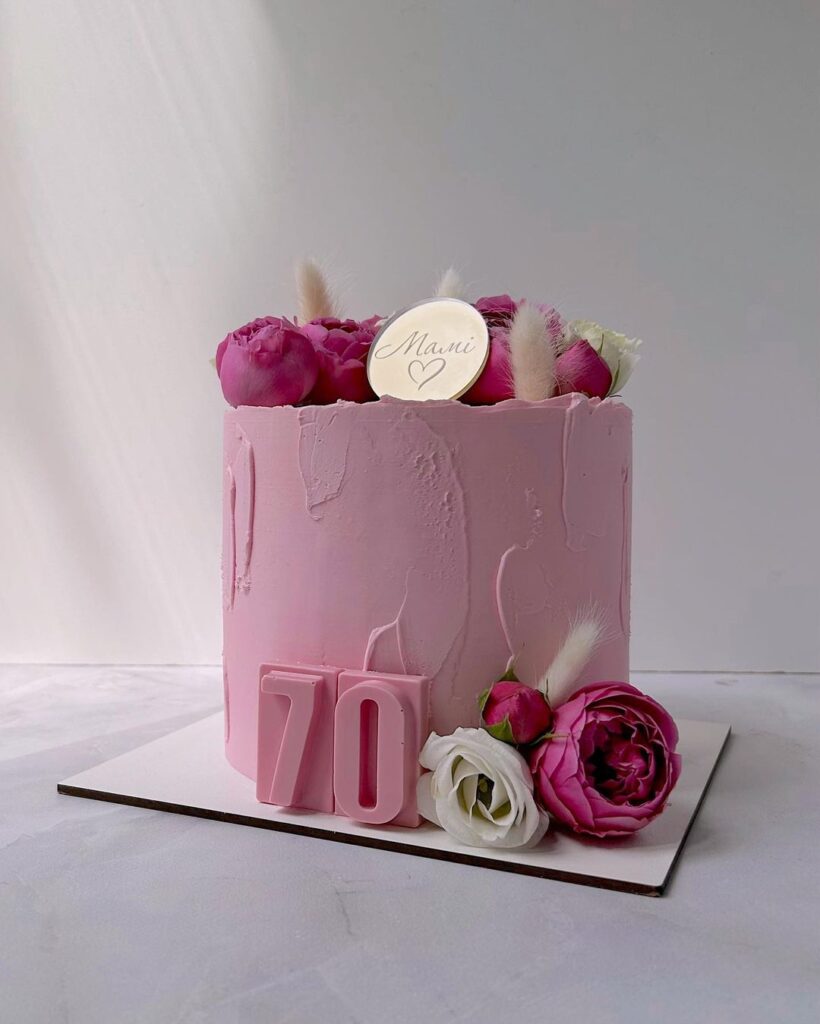 Розовый торт для мамы