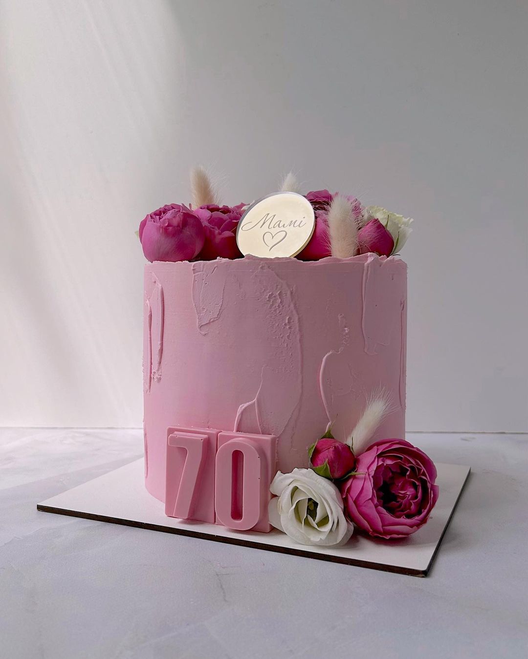 Розовый торт для мамы