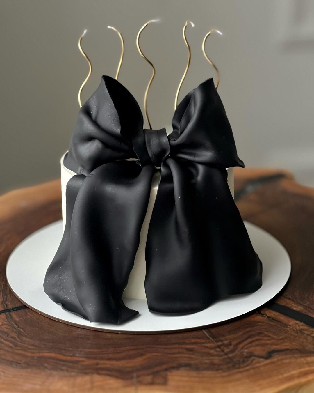 Торт с большим бантом из мастики