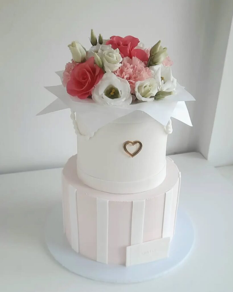 Торт в виде коробки с цветами