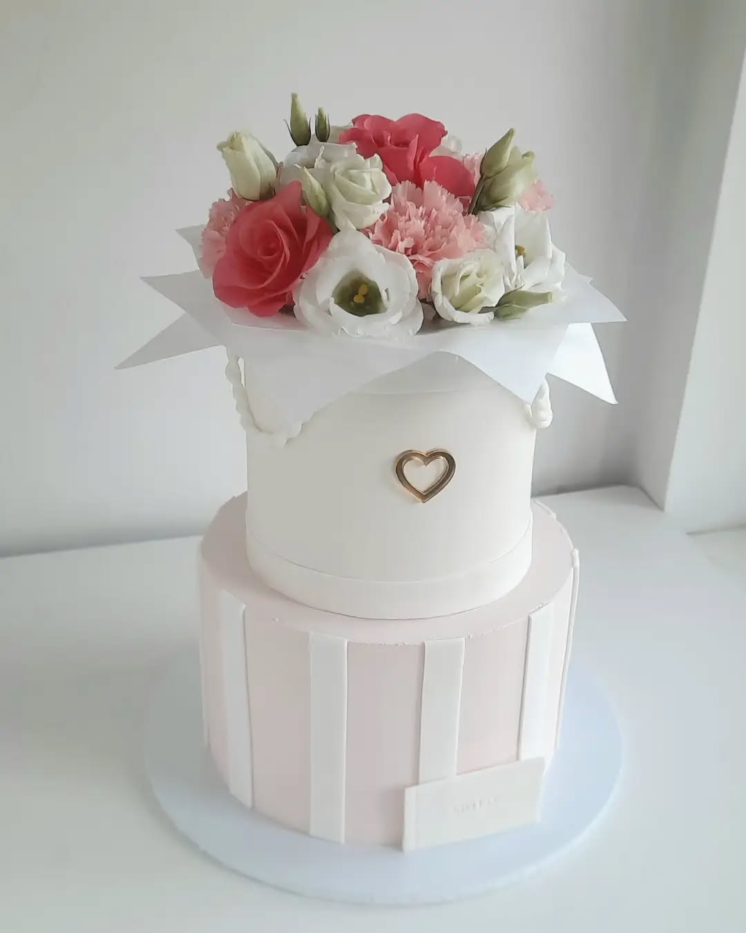 Торт в виде коробки с цветами