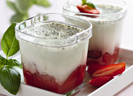 Чашка с йогуртом и вареньем