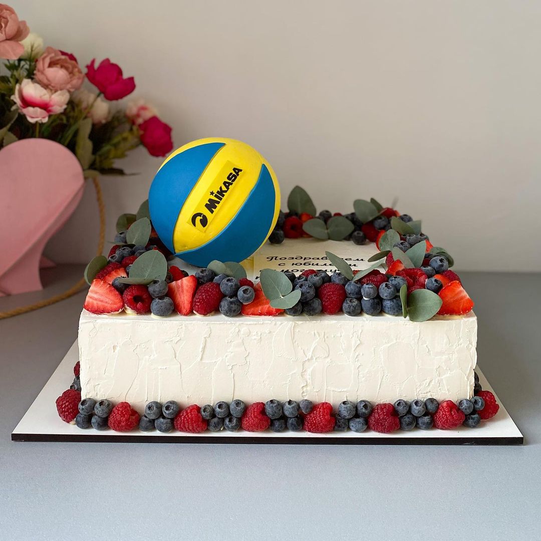 Корпоративный торт с ягодами