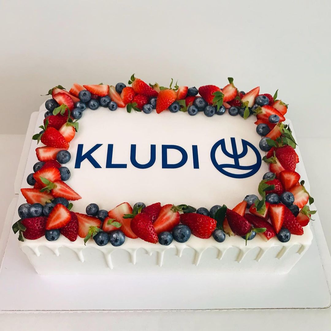 Корпоративный торт с клубникой