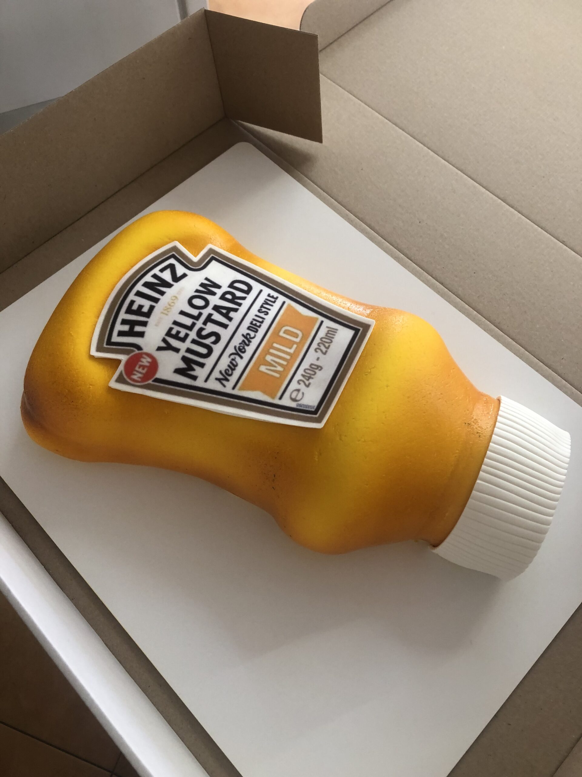 Торт в виде бутылки кетчупа