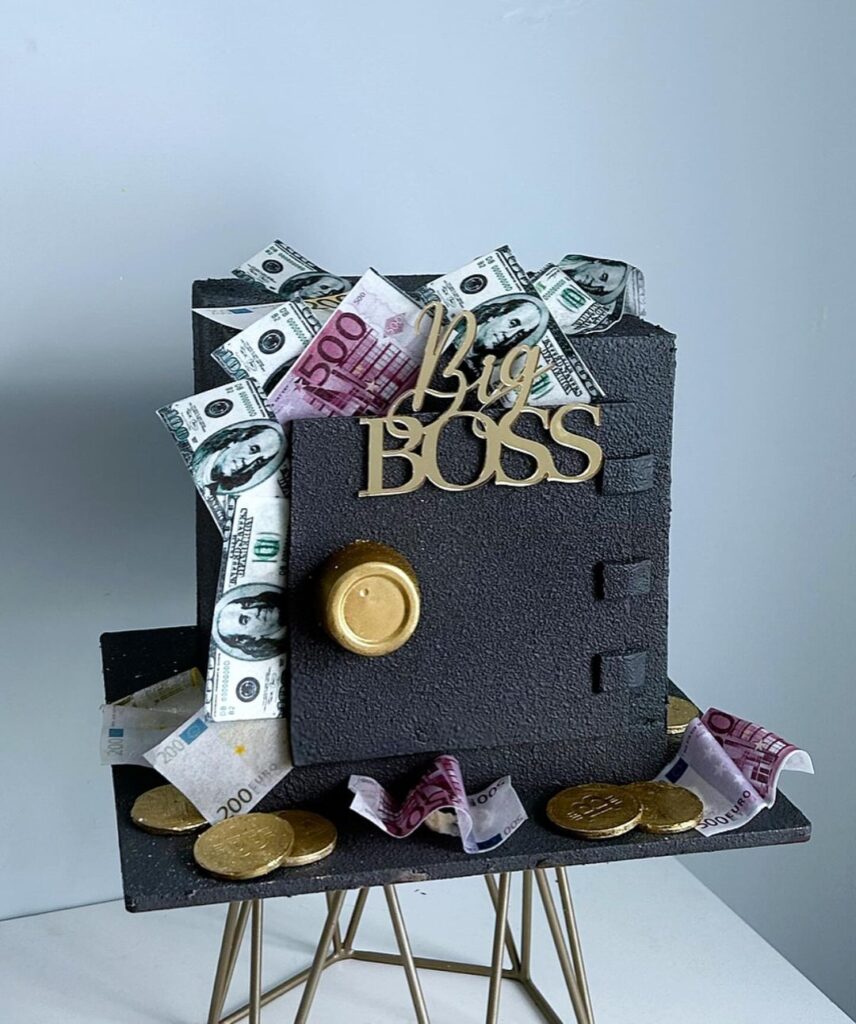 Корпоративный торт украшенный деньгами