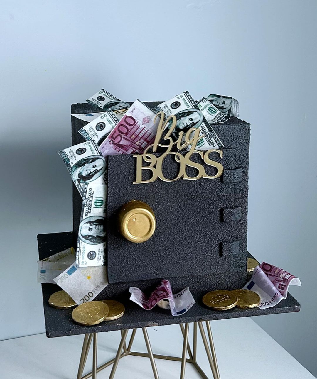 Корпоративный торт украшенный деньгами