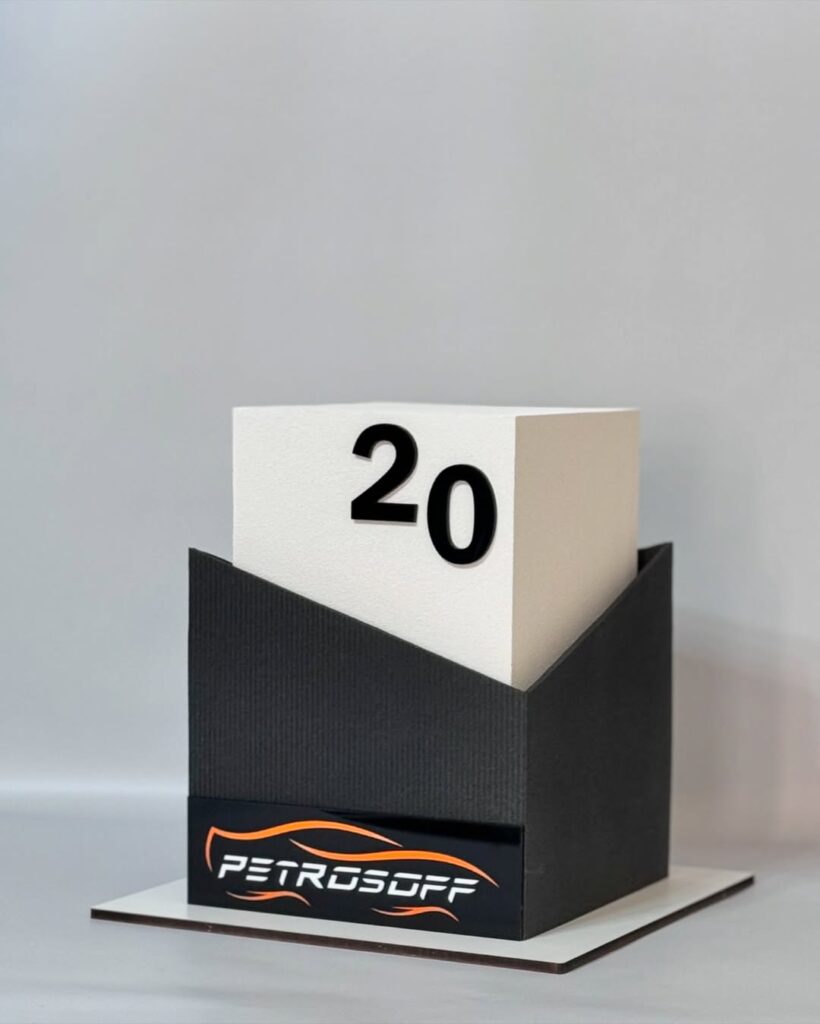 Торт на 20 лет компании