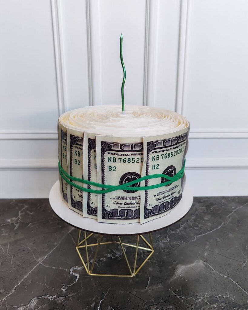 Торт в виде рулона долларов