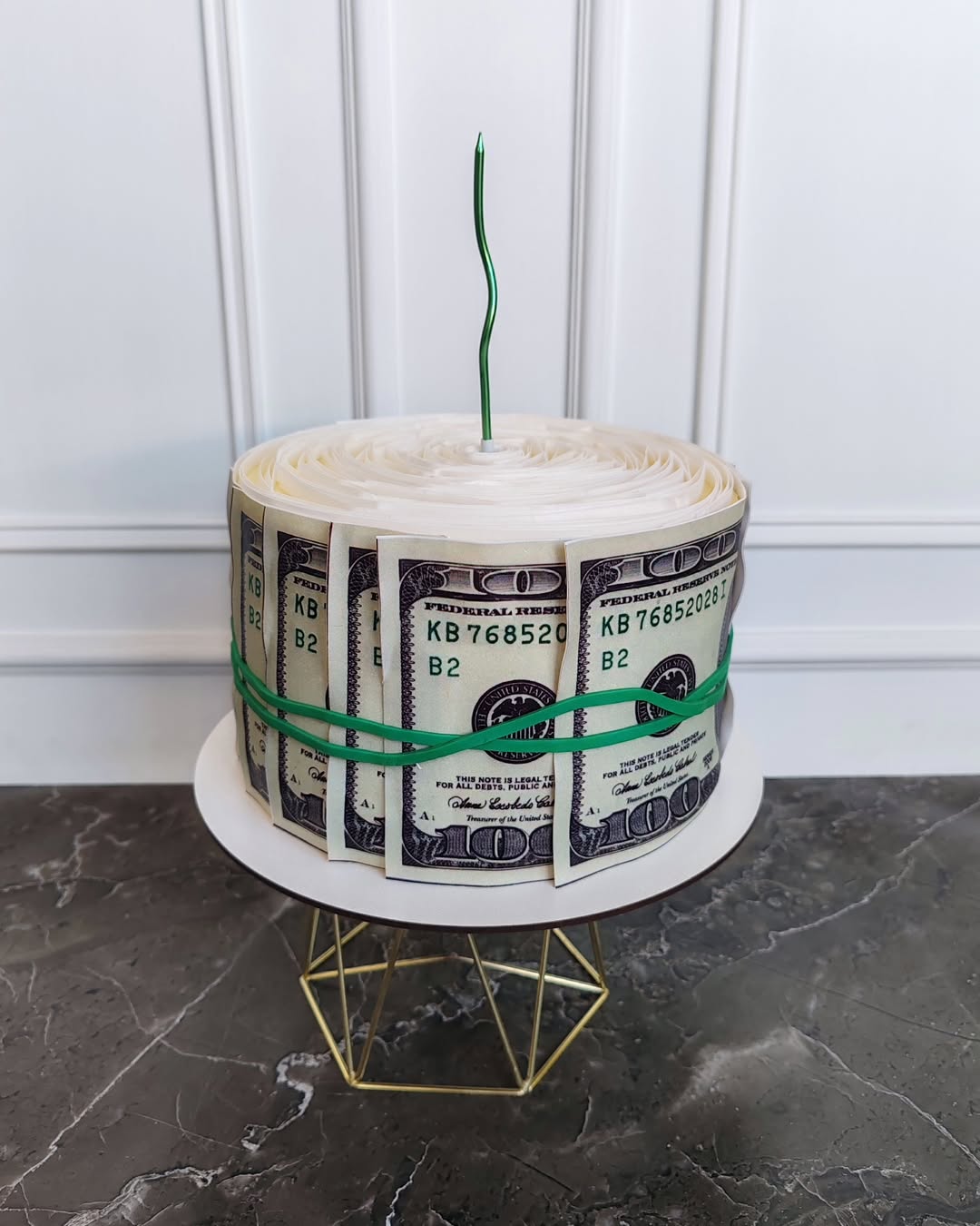 Торт в виде рулона долларов