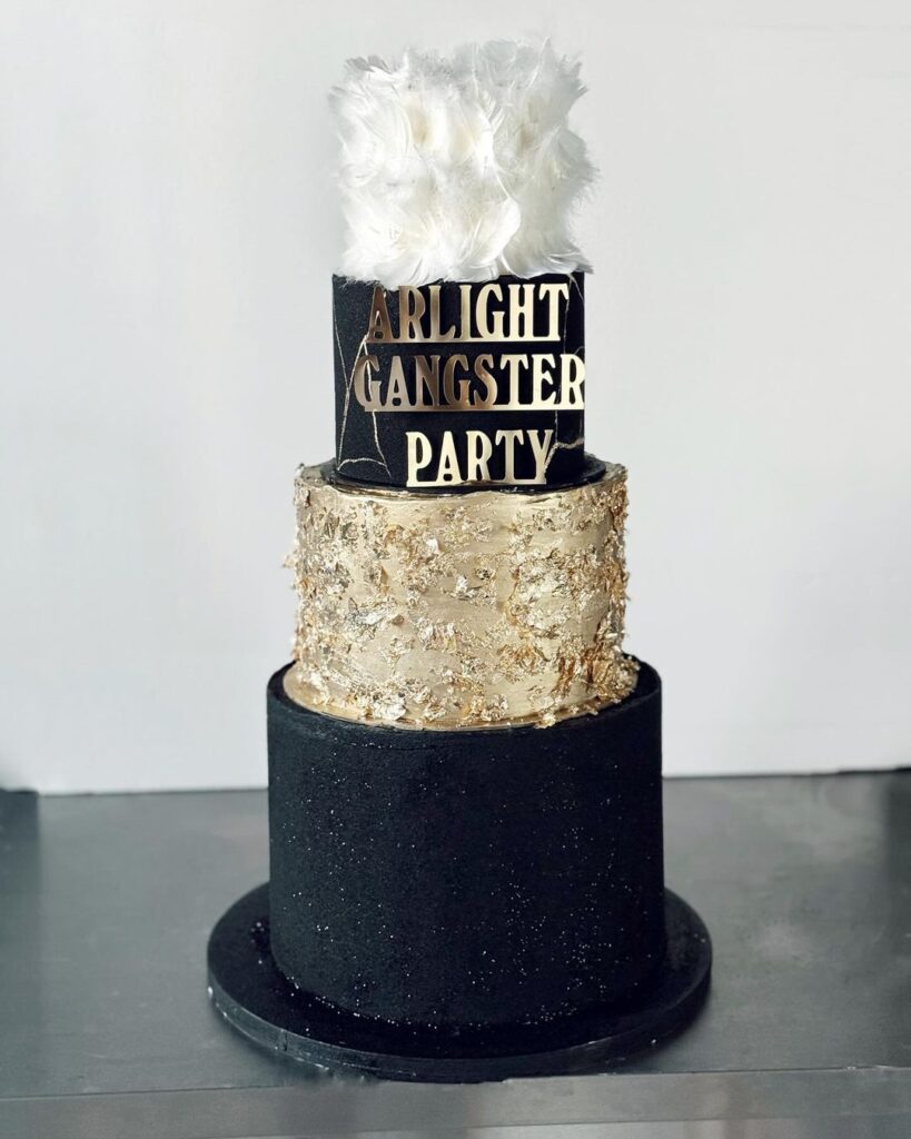 Большой корпоративный торт в несколько ярусов