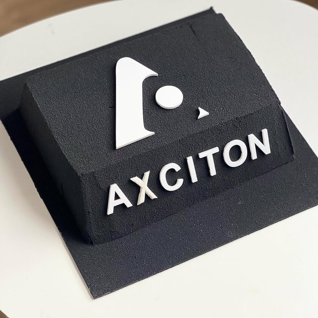 Корпоративный торт с логотипом компании