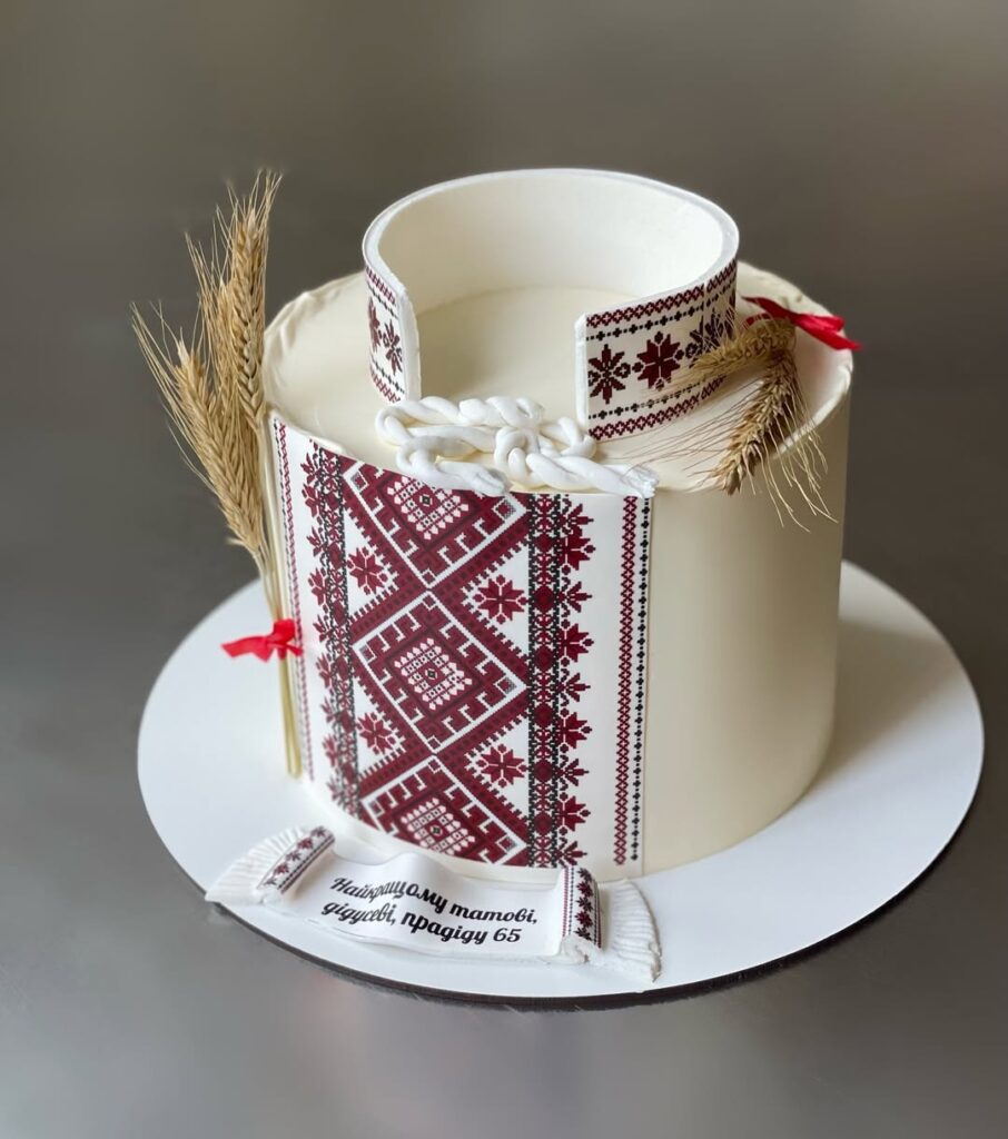 Корпоративный торт в виде вышиванки