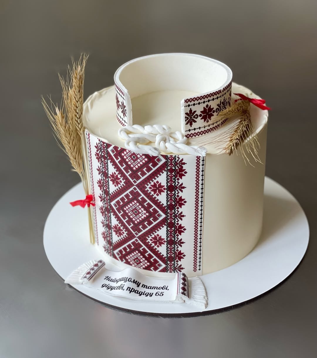 Корпоративный торт в виде вышиванки