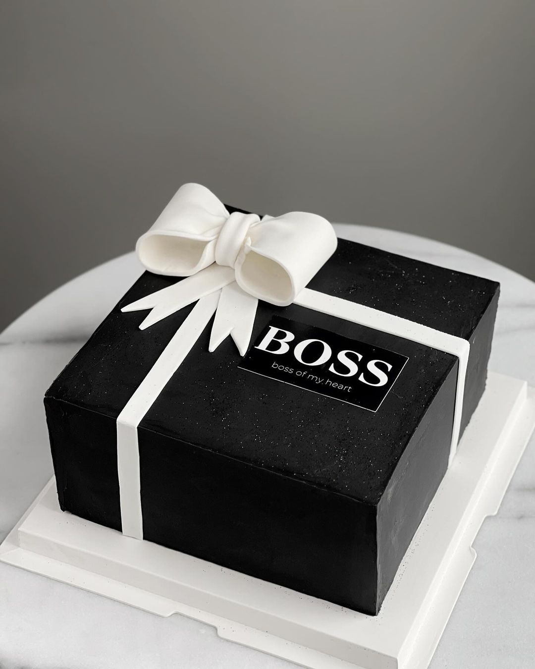 Корпоративный торт в виде коробки