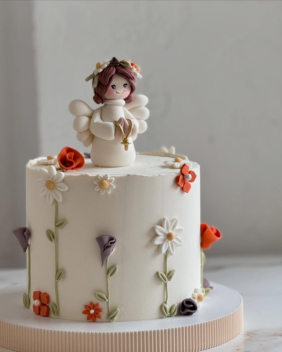 Торт на крестины с фигуркой ангела