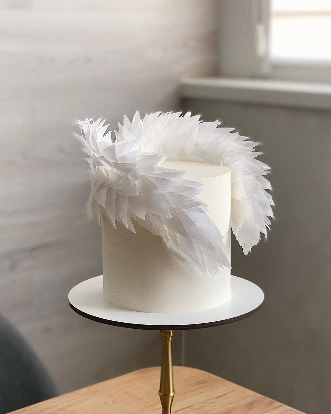 Торт с крыльями на крестины