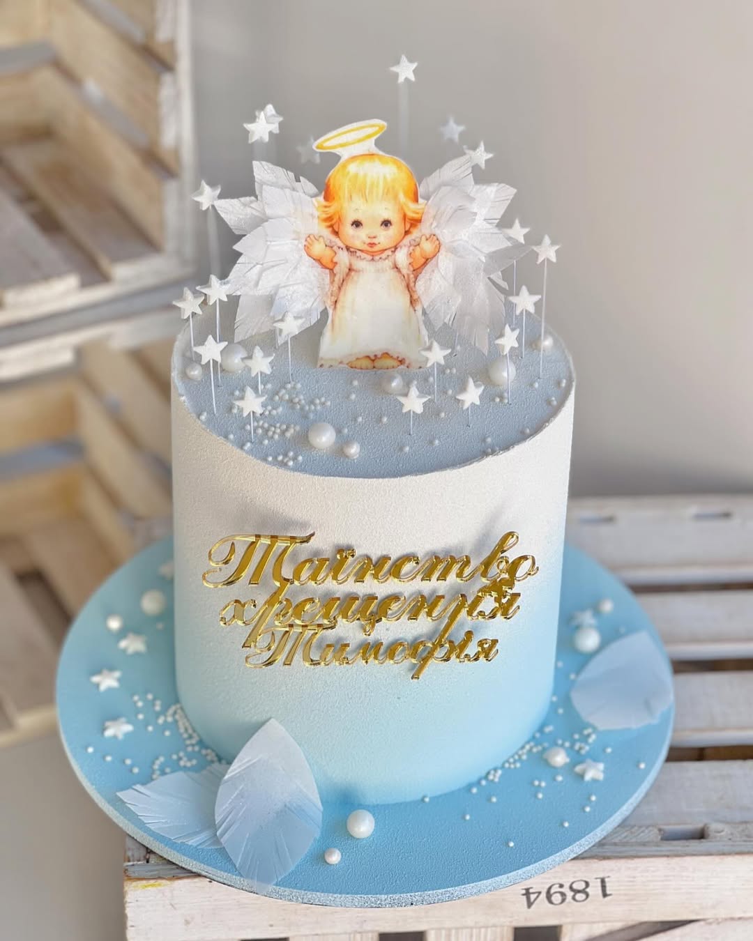 Торт на крестины в голубых тонах