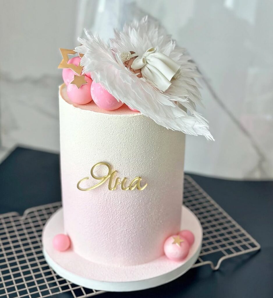 Торт на крестины с именем для девочки