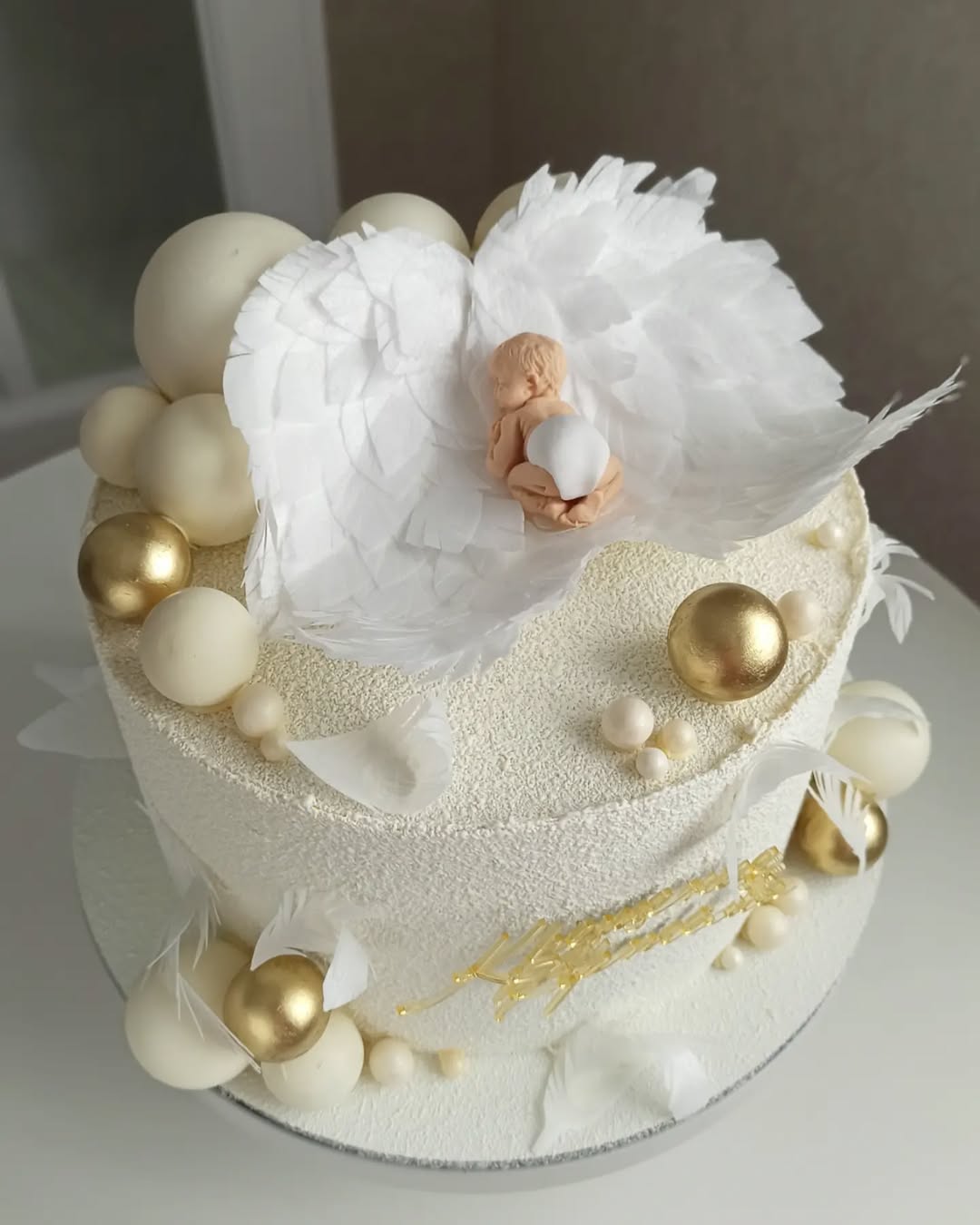 Торт на крестины с фигуркой младенца