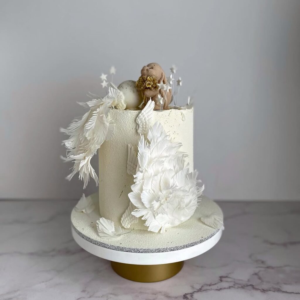 Торт на крестины украшенный крыльями