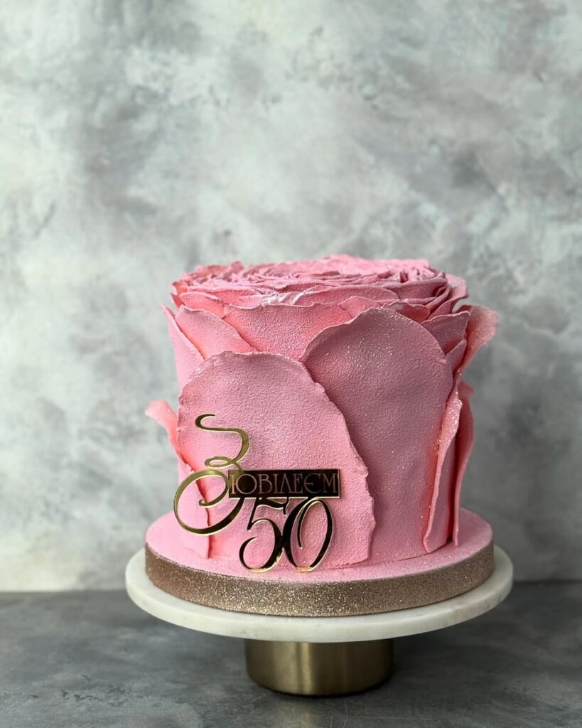 Розовый торт на 50 лет